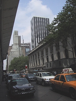 Verizon Building hinter NY Bibliothek mit Bryant Park