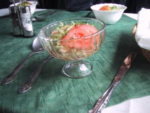 Das Mittagessen im Speisewagen beginnt mit Salat