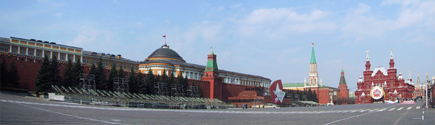 Der Rote Platz mit Kremel Mauer und Lenin Mausoleum. Die Vorbereitungen für die Feiern vom 8. Mai sind voll im Gange.